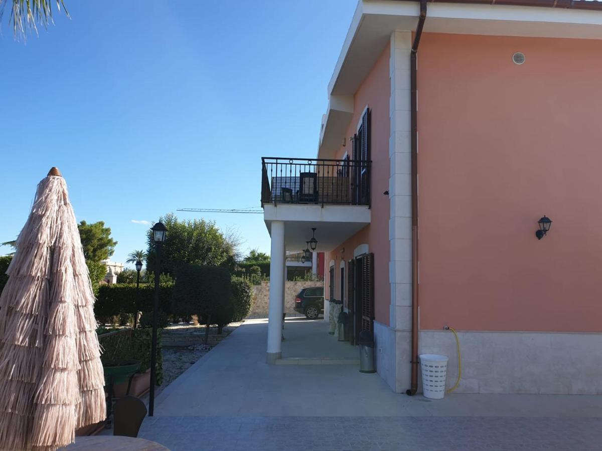 Bed And Breakfast Villa Fatima Trani Bagian luar foto