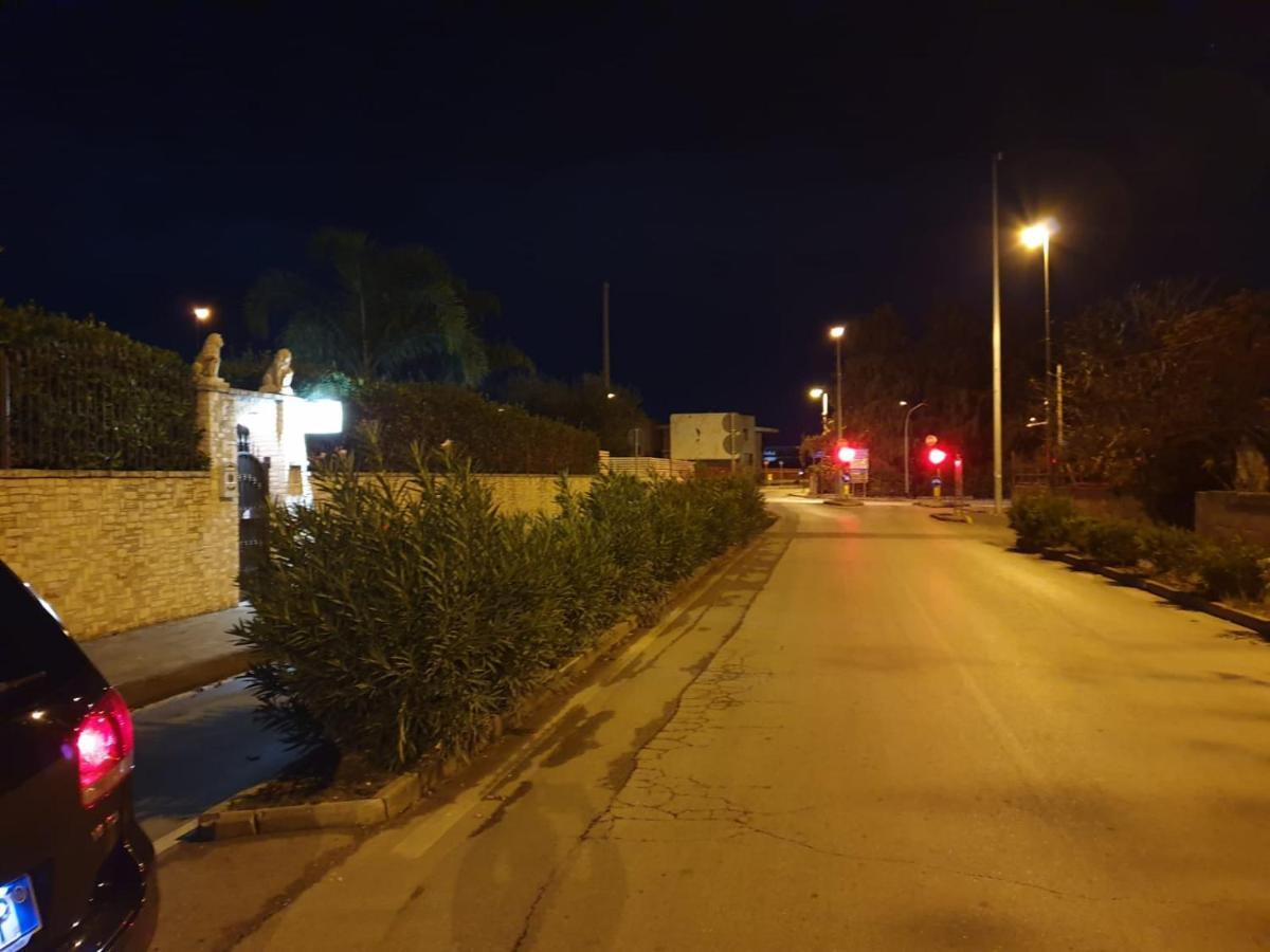 Bed And Breakfast Villa Fatima Trani Bagian luar foto